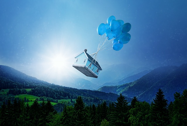 Dom zavesený na balónoch, lietajúci nad krajinou v oblakoch